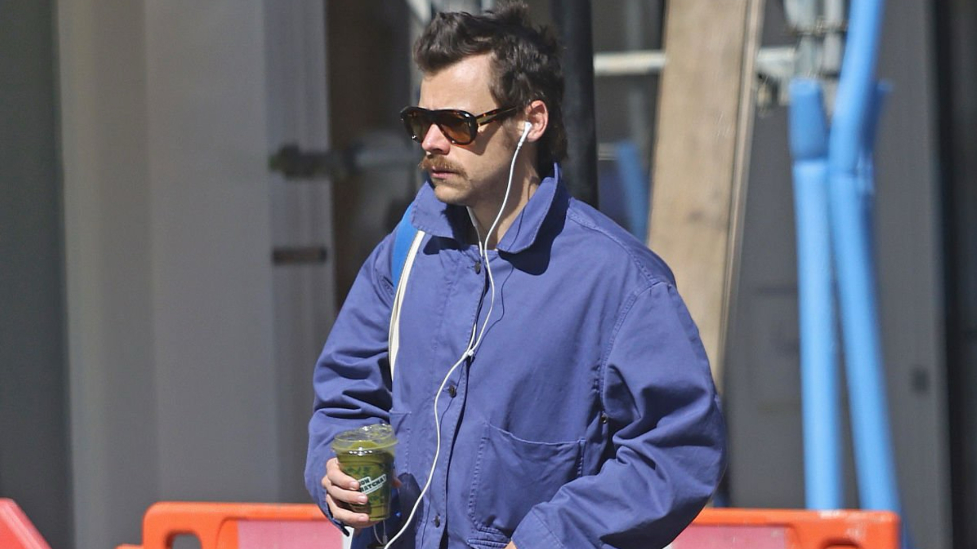 Harry Styles Is Bringing Back the Wired Headphones Trend!